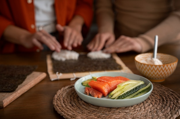 Kostenloses Foto frauen in der vorderansicht lernen, sushi zuzubereiten