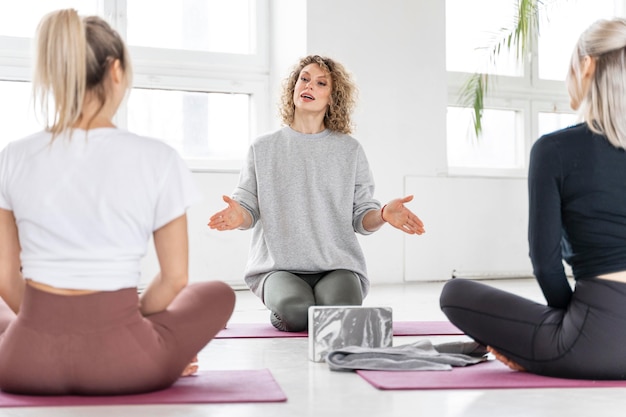 Frauen in der Yoga-Klasse hautnah