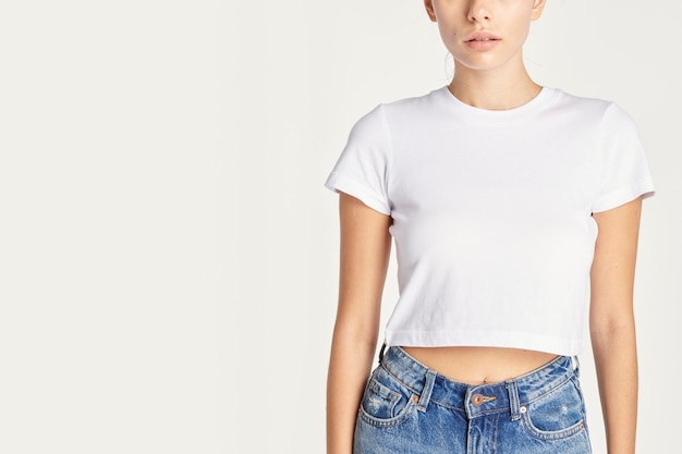 Frauen in einem sexy weißen Cropped-Top mit Designraum