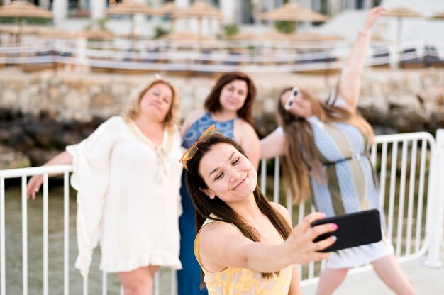 Frauen in Freizeitkleidung, die Fotos machen und reisen