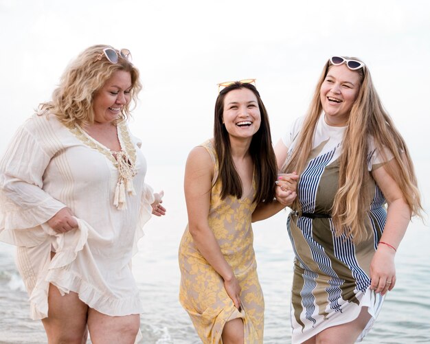 Frauen in Freizeitkleidung stehen mit den Füßen im Wasser