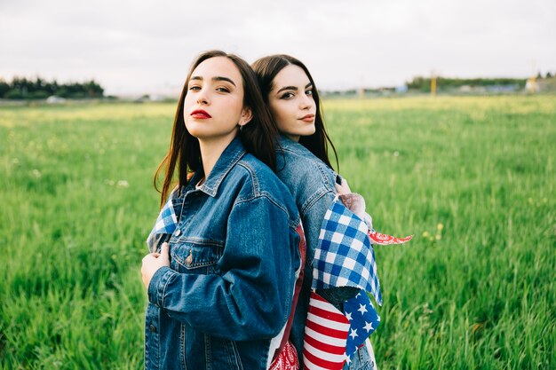 Frauen in Jeansjacken mit amerikanischen Attributen