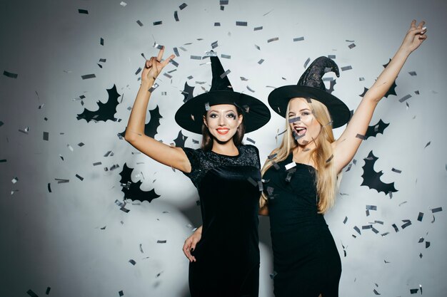 Frauen in Konfetti feiern Halloween