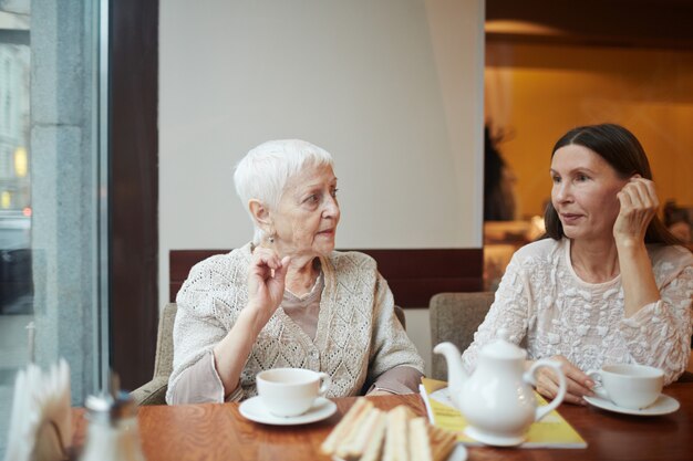 Frauen in Sesseln