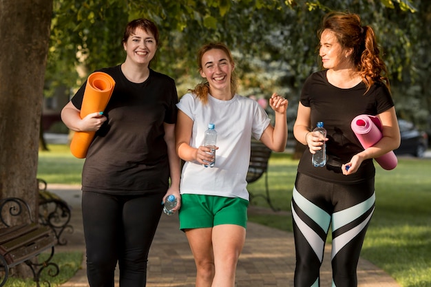 Frauen in Sportbekleidung unterhalten sich draußen