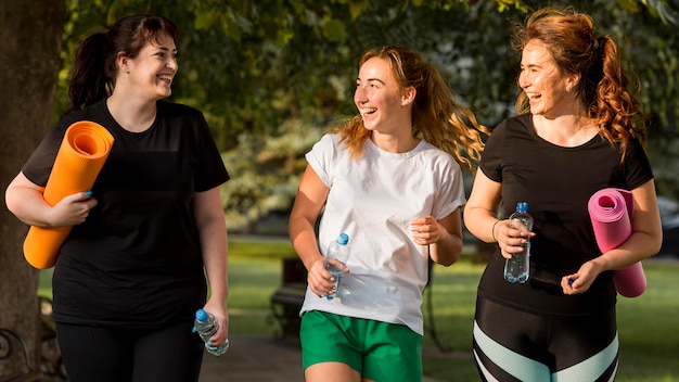 Frauen in Sportbekleidung unterhalten sich im Freien