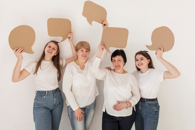 Frauen in weißen Hemden, die Chatblasen halten