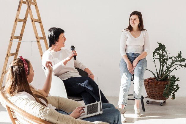 Frauen in weißen Hemden und Treppen