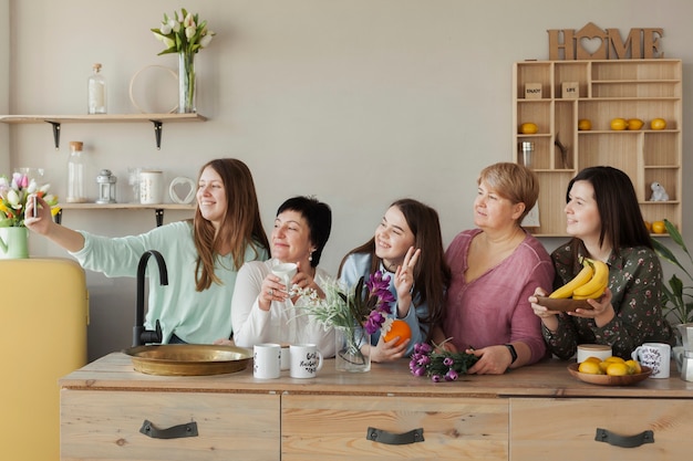 Frauen jeden Alters machen ein Foto