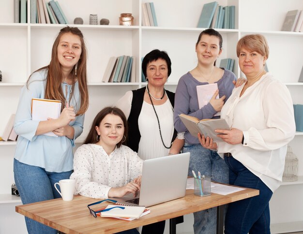 Frauen jeden Alters posieren