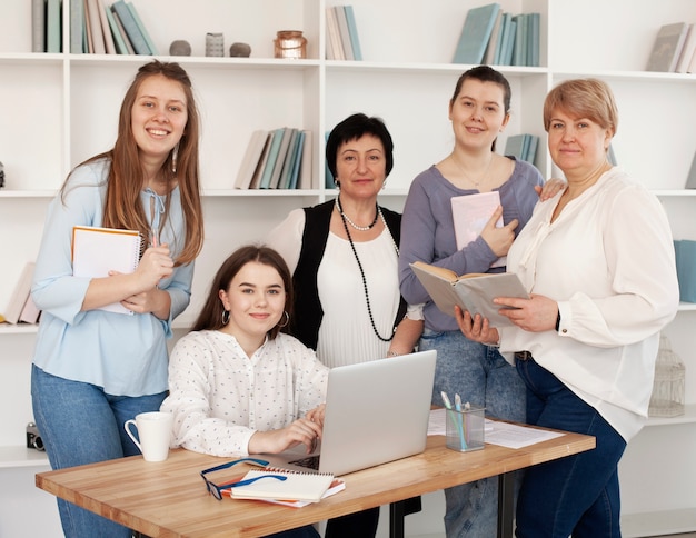 Frauen jeden Alters posieren