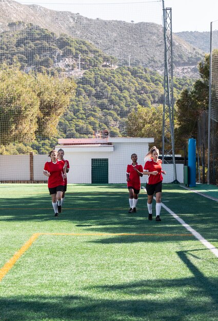 Frauen laufen auf dem Feld voller Schuss