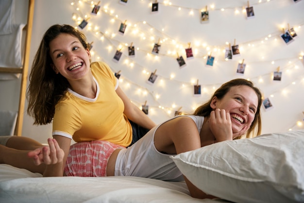 Frauen liegen zusammen auf dem bett