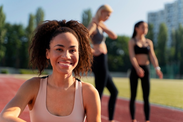 Frauen machen sich bereit zu laufen