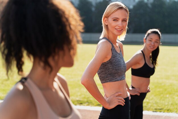 Frauen machen sich bereit zu laufen