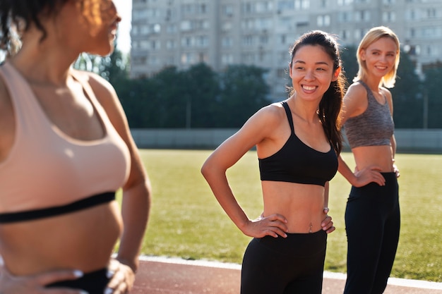 Kostenloses Foto frauen machen sich bereit zu laufen