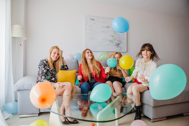 Frauen mit Ballons auf Heim-Party