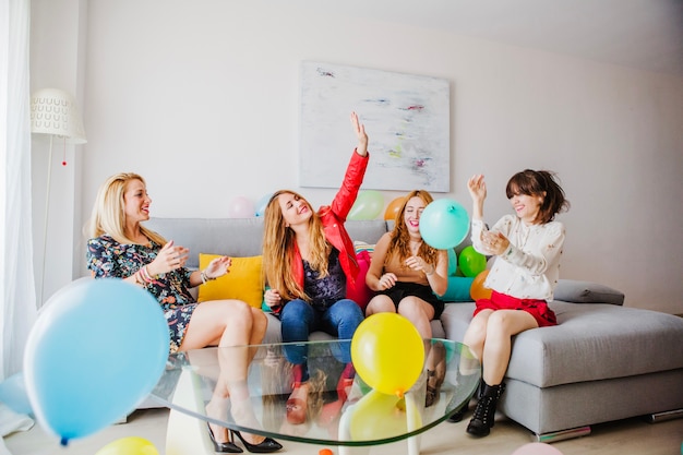 Frauen mit Ballons Spaß haben