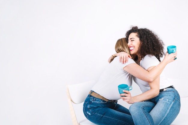 Kostenloses Foto frauen mit becher umarmen