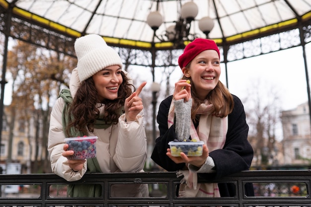 Kostenloses Foto frauen mit beeren im freien vorderansicht