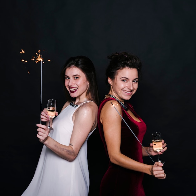 Frauen mit Champagnergläsern und Wunderkerzen