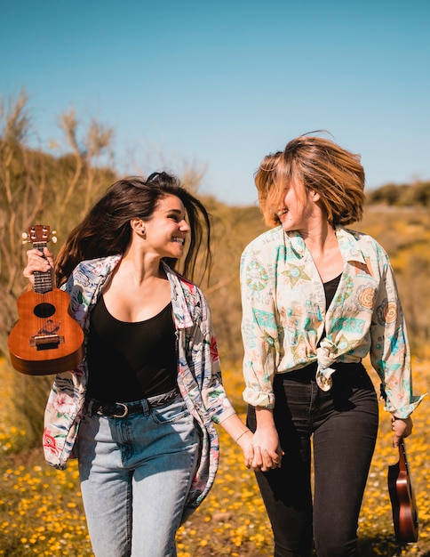 Kostenloses Foto frauen mit den ukulelen, die einander betrachten