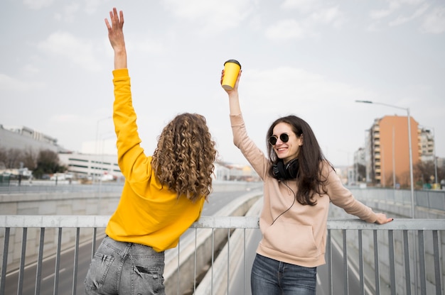 Frauen mit erhobenen Händen