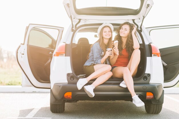 Frauen mit Essen am Kofferraum