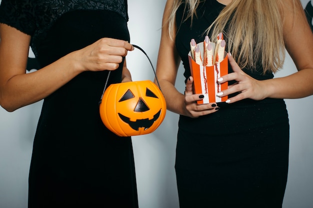 Frauen mit Halloween-Dekorationen
