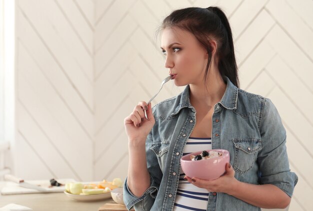 Frauen mit ihrem Frühstück