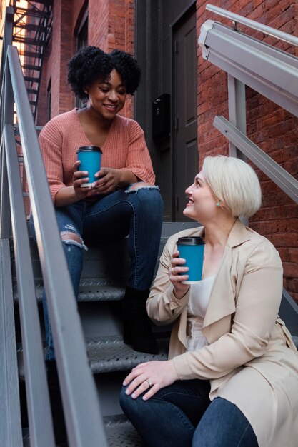 Frauen mit Kaffeetassen mittlerer Schuss