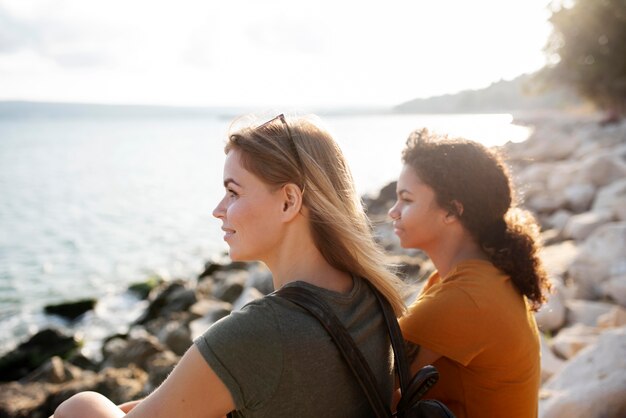 Frauen mit mittlerem Schuss am Meer