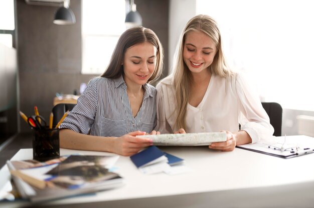 Frauen mit mittlerem Schuss, die sich die Karte ansehen