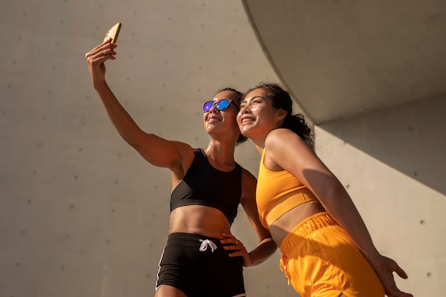 Kostenloses Foto frauen mit mittlerer aufnahme, die ein selfie machen