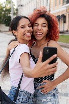 Frauen mit mittlerer aufnahme, die ein selfie machen
