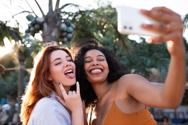 Frauen mit mittlerer Aufnahme, die ein Selfie machen
