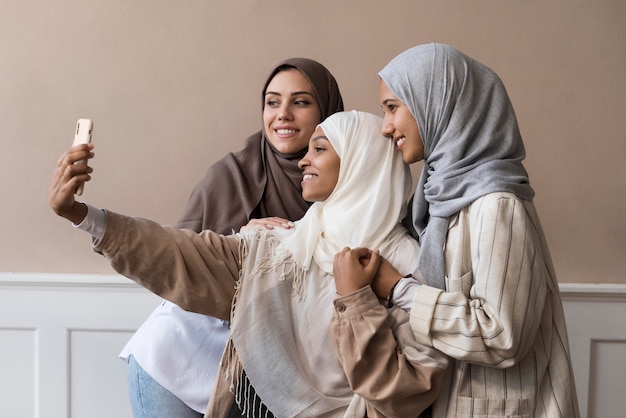 Kostenloses Foto frauen mit mittlerer aufnahme, die ein selfie machen