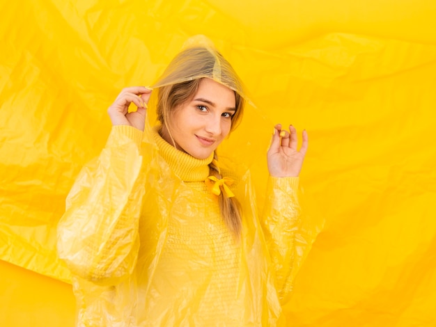 Frauen mit Regenmantel posieren