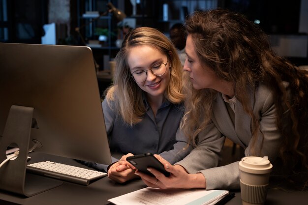 Frauen mit Smartphone und Computer