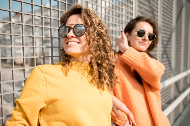 Frauen mit Sonnenbrille verbringen Zeit miteinander