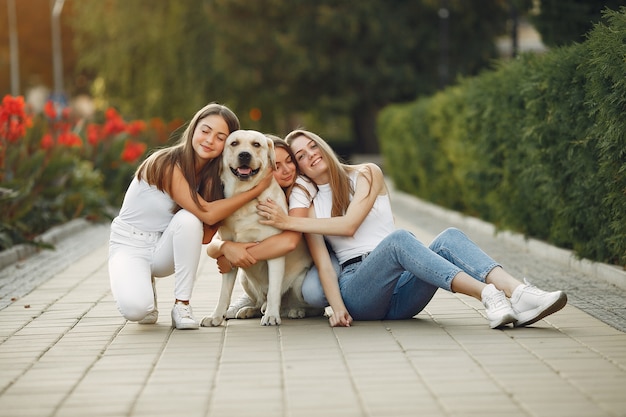 Frauen mit süßem Hund auf der Straße