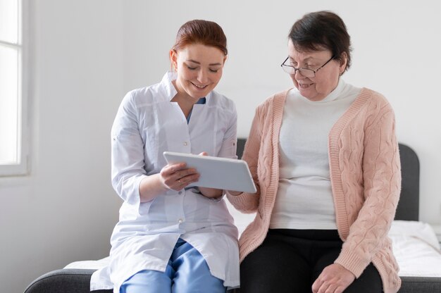 Frauen mit Tablette Medium Shot