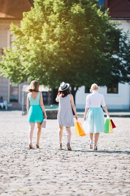 Frauen mit Taschen gehen zusammen