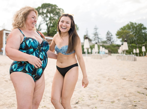 Kostenloses Foto frauen mit unterschiedlichen körpergrößen haben eine gute zeit