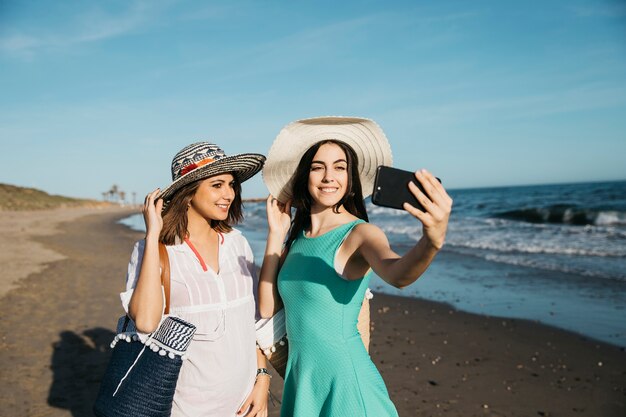 Frauen nehmen Selfie am Strand