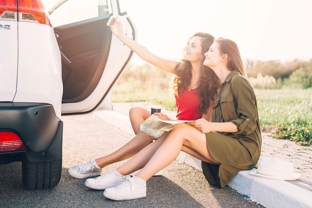 Frauen nehmen Selfie auf Grenze