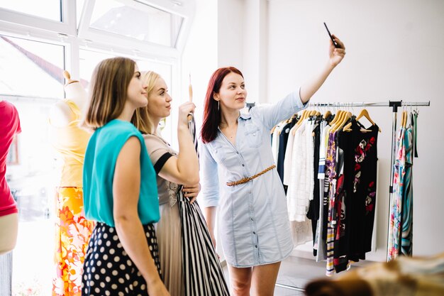 Frauen nehmen Selfies vor dem Fenster