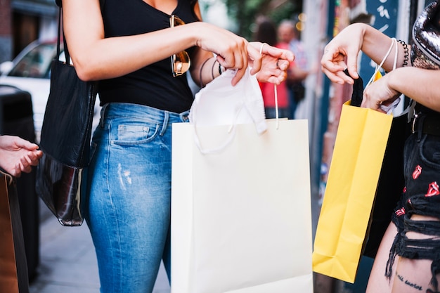 Frauen nehmen Unterwäsche aus Papiertüten