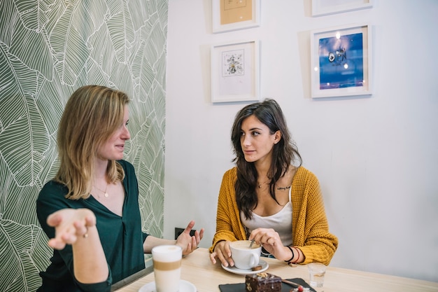 Kostenloses Foto frauen reden und trinken kaffee