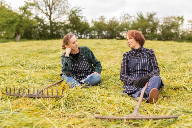 Frauen sammeln Gras